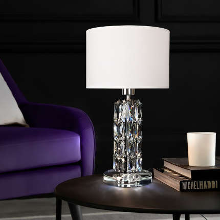 Модерна настолна лампа Maytoni Talento с хромирана метална основа, рамо с декоративни кристали със сложни форми и кръгъл бял текстилен абажур.