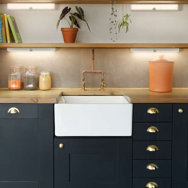 Линейна лампа със сензор Ledvance Linear LED Flip 5W 3000K, подходяща за монтаж под кухненски шкафове, в ъгли и ниши.