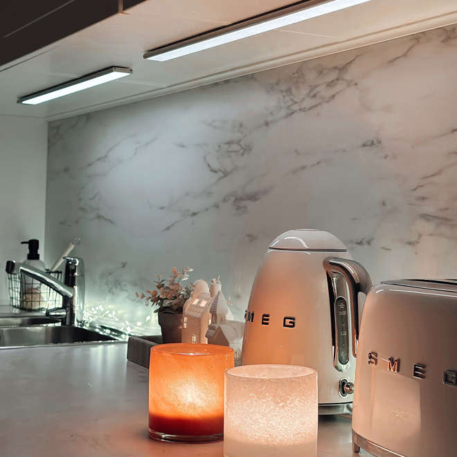 Линейна LED лампа Ledvance Mobile USB, монтирана под кухненски шкаф, осветява плота с равномерна неутрална светлина.