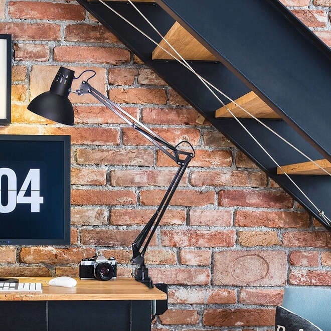 Настолна лампа за бюро Rabalux Arno 4215 със стяга от метал в черен цвят с чупещо се рамо.