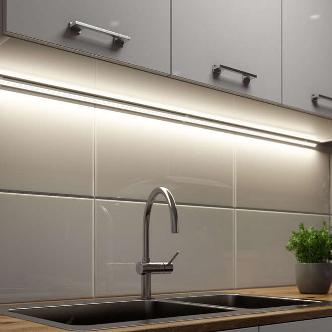 LED лента в алуминиев профил Lumines, монтирана под шкафове в кухня, осветяваща работния плот.