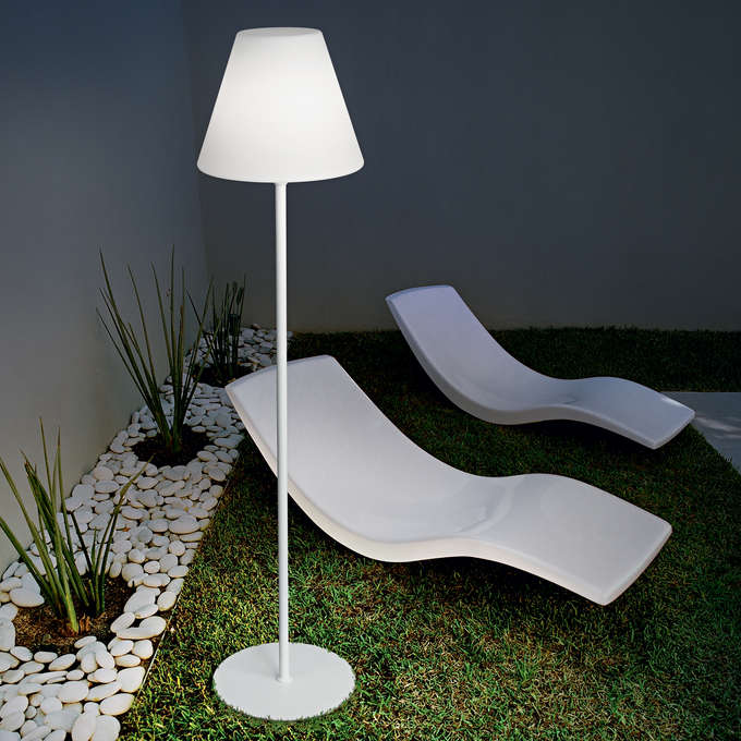 Преносим външен лампион Ideal Lux Itaca с бял конусовиден абажур, E27, бяла метална основа, IP65 – подходящ за градина, веранда или тераса