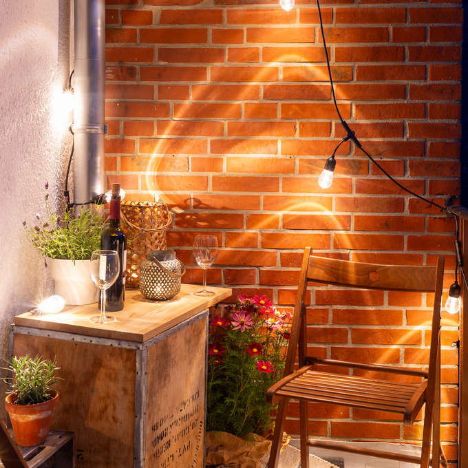 Смарт гирлянд с 12 RGB крушки за външна употреба, подходящ за тераси и балкони – управление чрез приложение и гласови асистенти