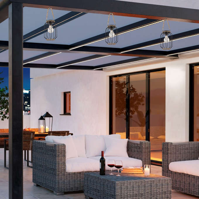 Соларна декоративна LED лампа Rabalux Sluis с черен метален корпус, закачалка и сензор за светлина – подходяща за тераси и балкони