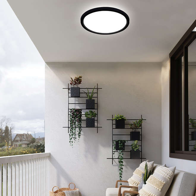 Кръгъл външен LED плафон Viokef Serena с черна рамка, диаметър 40 см, подходящ за таванен монтаж на тераса или веранда