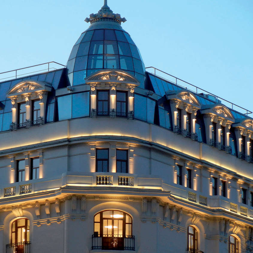 Фасаден LED прожектор Viokef D:170 Ermis - сиво алуминиево тяло с ротация, 19W, IP65, 3000K, идеален за фасадни акценти