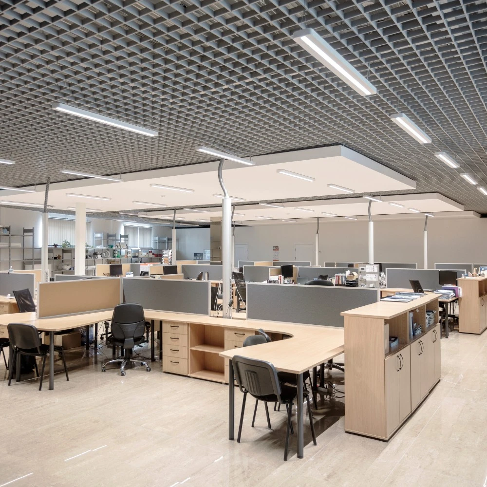 LED панели за повърхностен или висящ монтаж с модерен дизайн и равномерна светлина за офис помещения.