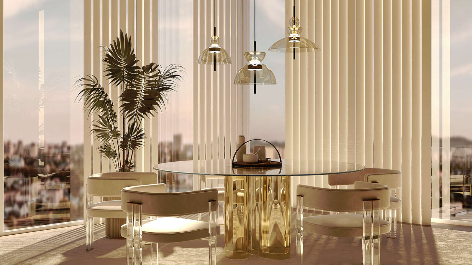 Три висящи лампи Maytoni Bangkok с различни стъклени елементи и кехлибарено сияние над стъклена трапезна маса в модерен интериор, светлината преминава през стъклото