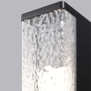 Детайл на текстуриран акрилен дифузер с ефект на течаща вода при стояща градинска лампа Maytoni Floeva.