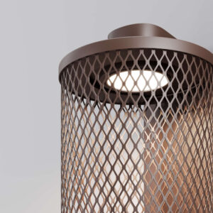 Детайл на плетения метален абажур и LED източника на външна стенна лампа Maytoni Latticea с декоративна решетъчна структура