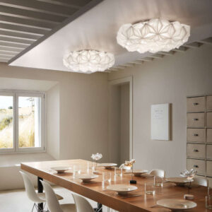 Два плафона Slamp C’EST LA VIE използвани като осветление над дълга трапезна маса в модерен интериор