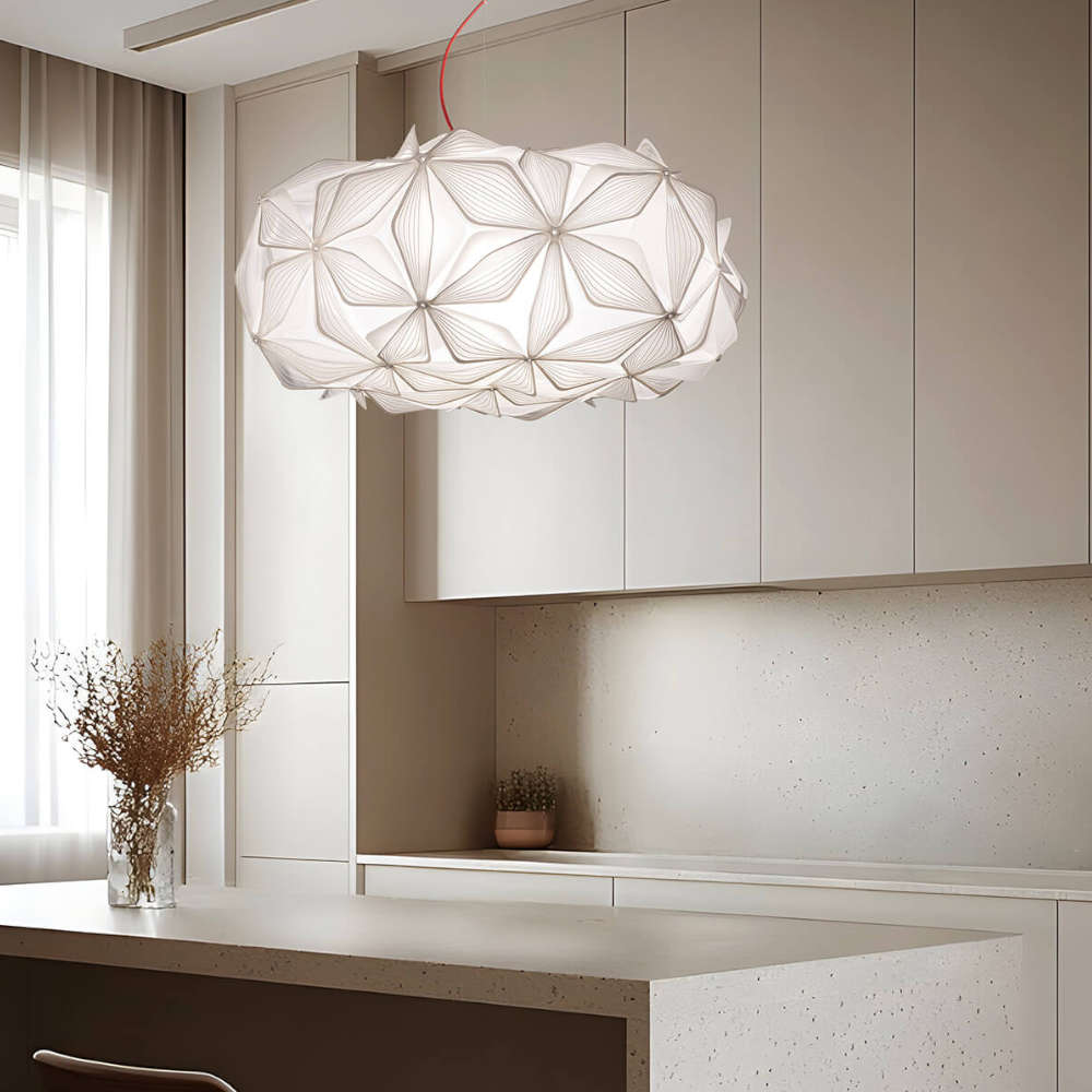 Висяща лампа на остров Slamp C’EST LA VIE Medium Ø53 cm бяла с червен кабел в модерен кухненски интериор