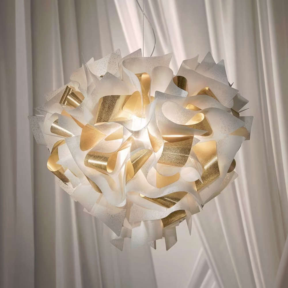 Висяща лампа SLAMP Veli Aurea White/Gold с ефирна многопластова структура, златисти детайли и мека декоративна светлина.