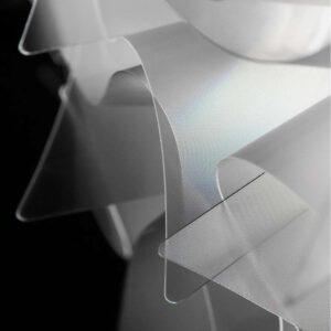 Детайл на прозрачния материал Lentiflex® при финиш Prisma от серията SLAMP Veli.