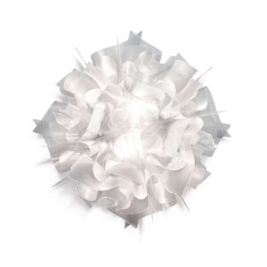 Плафон за таван SLAMP Veli Prisma в модерна спалня с високи прозорци.