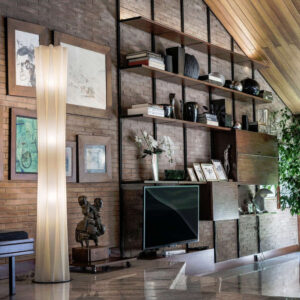 Дизайнерски лампион SLAMP Bach Floor XL Gold в хол с топла декоративна светлина и елегантно архитектурно излъчване.