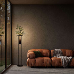 Лампион Maytoni Ikebana MOD463FL-L24B3K в модерен хол LED лампион Maytoni Ikebana с декоративна стъклена ваза в модерен интериор до диван.