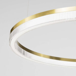 Детайл на LED полилей Ideal Lux Crown с месингова рамка, опален дифузер и релефен прозрачен акрил