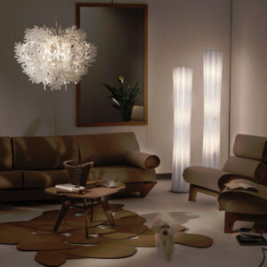 Два бели лампиона SLAMP Bach Floor White в интериорна композиция в хол с декоративно осветление и уютна атмосфера.