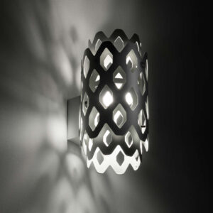 Фасаден LED аплик Slamp Charlotte Outdoor Anthracite с двупосочна светлина и декоративни сенки върху стената.