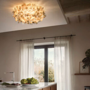 Лампа за таван Slamp Clizia Mama Non Mama Large Gold Ø78 см в модерна кухня.