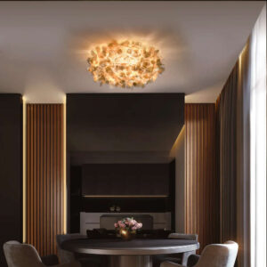 Лампа за таван Slamp Clizia Mama Non Mama Medium Gold Ø53 см над кръгла маса в трапезна зона.