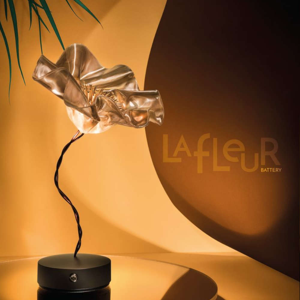 Slamp LaFleur Battery Velvet като преносима нощна лампа с топла светлина 2700K.