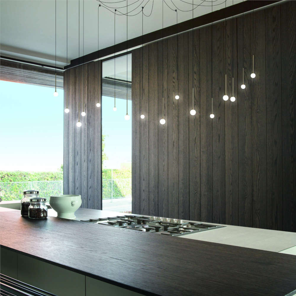 LED полилей Ideal Lux Lucciola SP16 Ottone с включени светлини, разположени на различна височина до прозорец