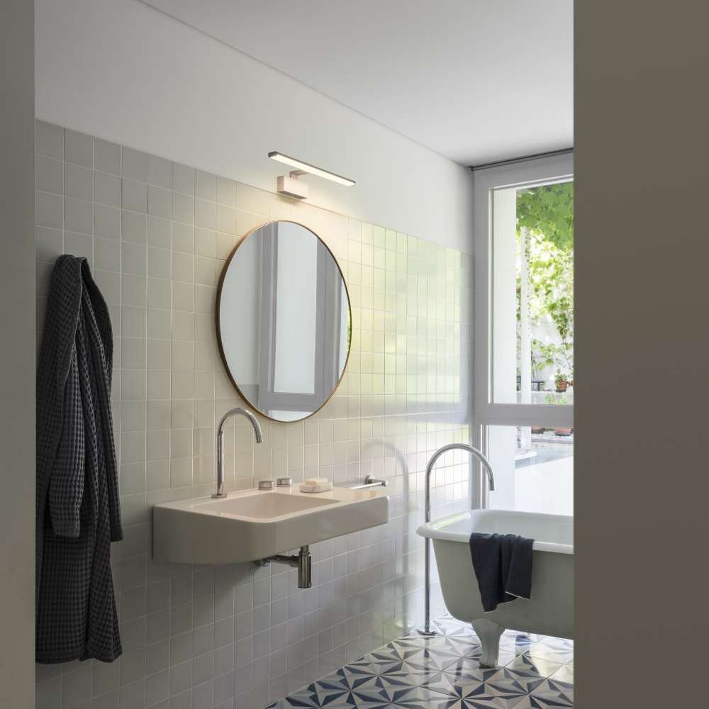 Белият аплик Alma AP D81 е показан над кръгло огледало - Ideal Lux 225029