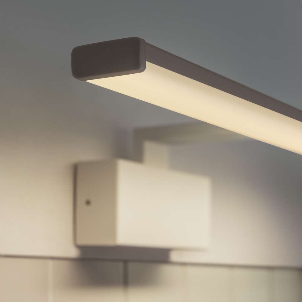 Близък кадър на бялото тяло и долния опален дифузер на LED аплика Ideal Lux Alma AP D81 225029