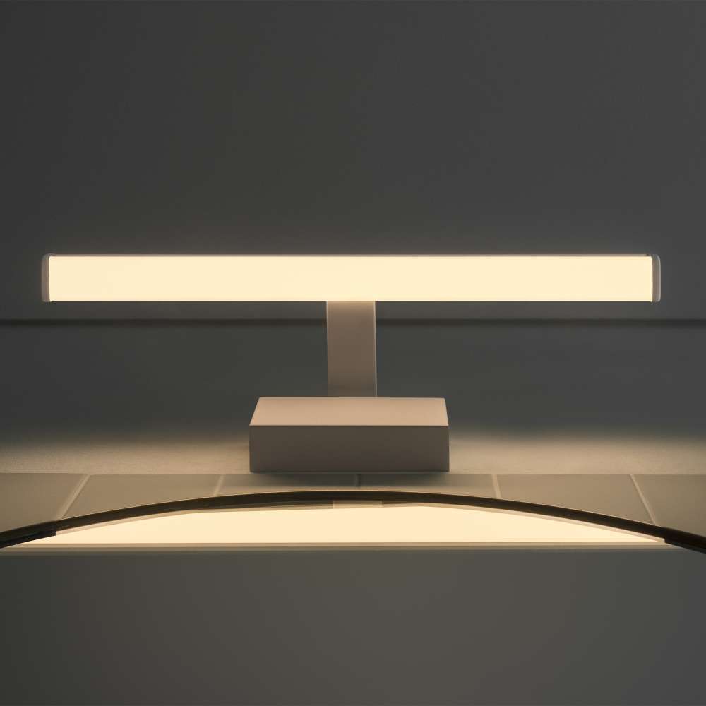 Фронтален изглед на включения бял LED аплик Ideal Lux Alma AP D81 225029 с централна стенна розетка