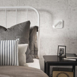 Ideal Lux Bean AP Square 260648 с бяло покритие и квадратна основа, монтиран до легло