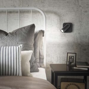 Ideal Lux Bean AP Square 260655 с черно покритие и квадратна основа, монтиран до легло
