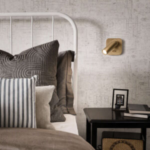 Ideal Lux Bean AP Square 260662 с месингово покритие и квадратна основа, монтиран до легло