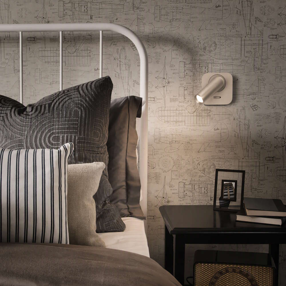 Ideal Lux Bean AP Square 260679 с никелово покритие и квадратна основа, монтиран до легло
