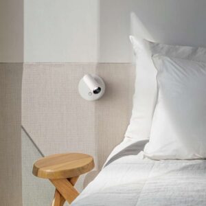 LED апликът Ideal Lux Elf AP 347479 до легло с текстилна табла и дървена нощна масичка