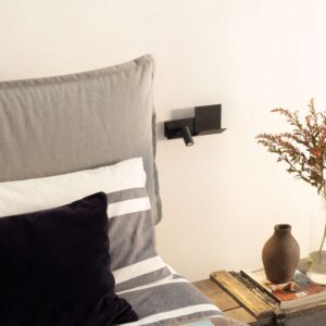 Апликът Ideal Lux Komodo-1 AP 291796 в черен цвят до легло, с рафт вдясно от подвижната глава