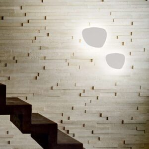 Peggy AP 15W 257242 - двата размера Peggy до стълбище Белите аплици Peggy AP 10W и AP 15W светят върху облицована стена до стълбище; показани са двата размера