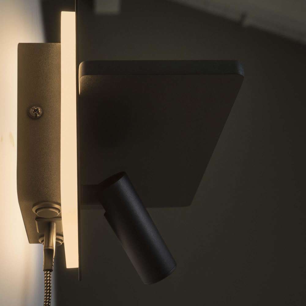 Черният аплик Ideal Lux Piano AP 287300 отстрани, с включен USB кабел и осветена стена