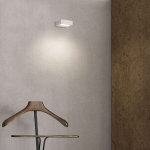 Ideal Lux Tab 354545 - бял аплик Tab върху светла стена над закачалка за дрехи