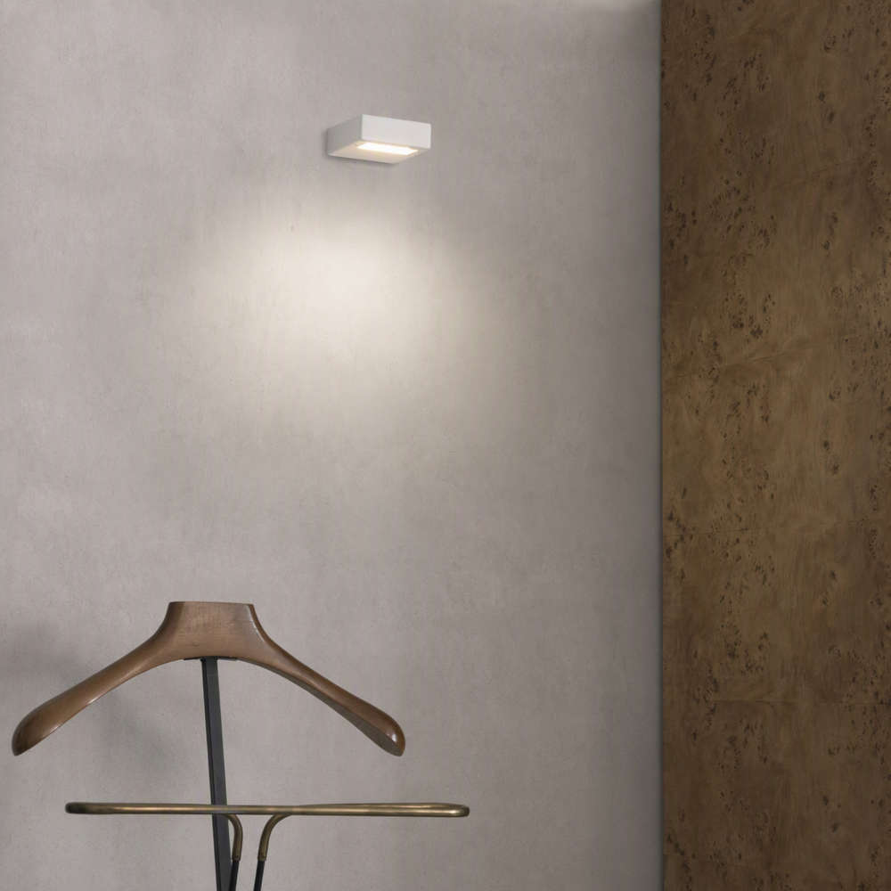 Ideal Lux Tab 354545 - бял аплик Tab върху светла стена над закачалка за дрехи