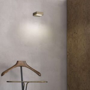 Ideal Lux Tab 354552 - месинг аплик Tab върху светла стена над закачалка за дрехи