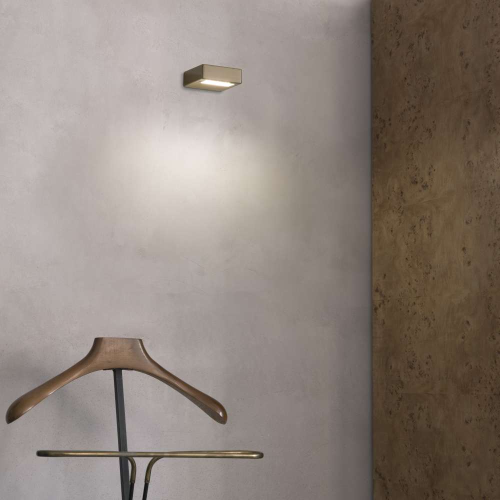 Ideal Lux Tab 354552 - месинг аплик Tab върху светла стена над закачалка за дрехи