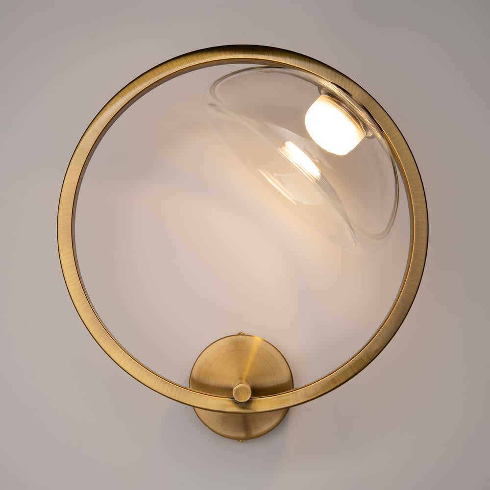 LED аплик Maytoni Lunare MOD327WL-L5BS3K с месингов ринг и прозрачен стъклен абажур на сив фон