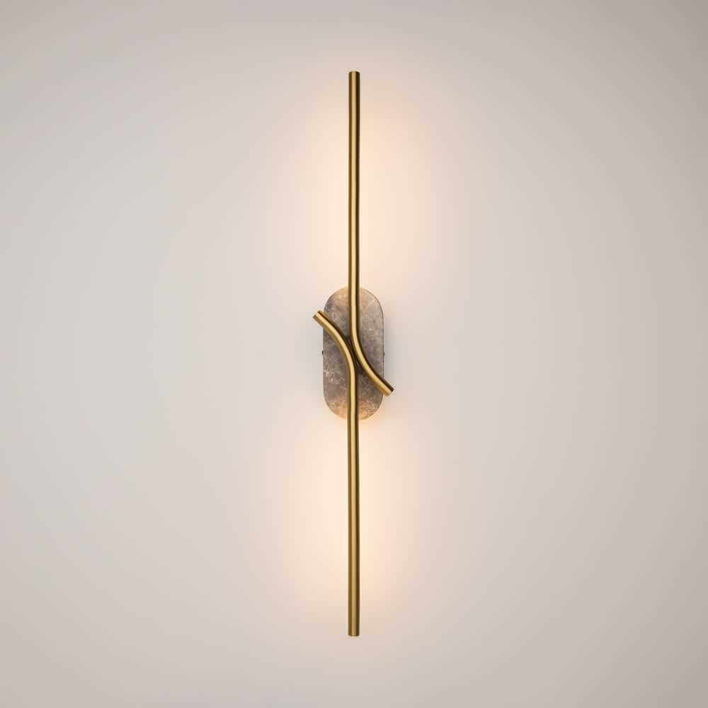 Maytoni Renaissance MOD256WL-L5BS3K2, видян отпред, с осветена стена зад профила
