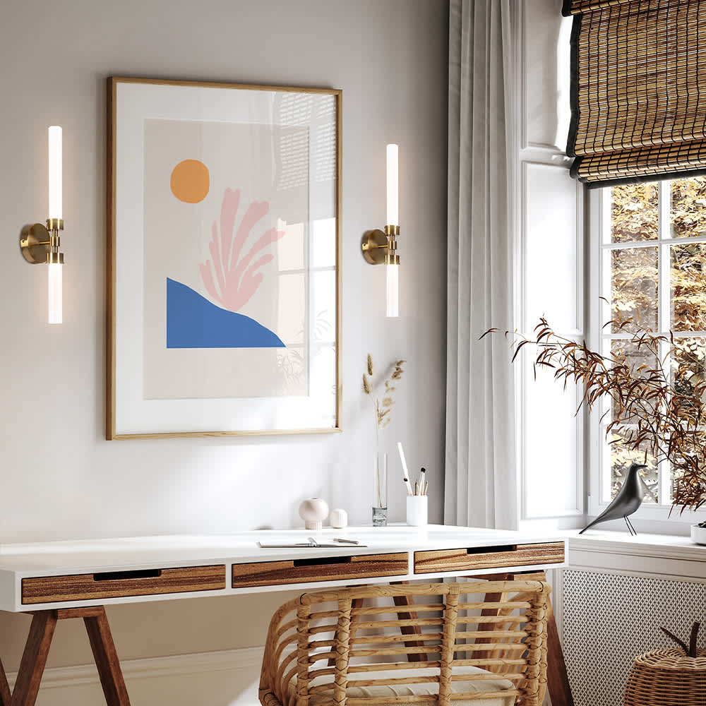Два аплика Maytoni Stelo MOD116WL-L7BS3K в цвят месинг от двете страни на картина