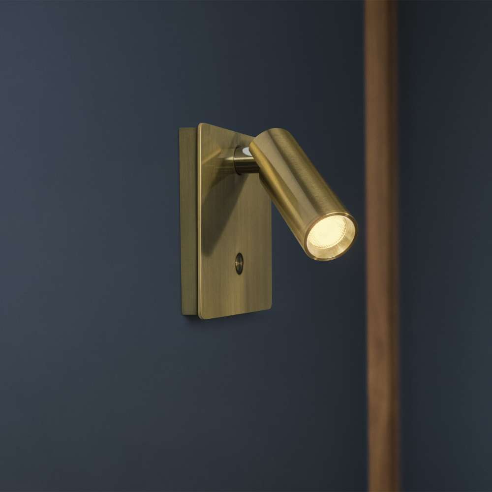 Ideal Lux Lite 250120 - светещ месингов аплик върху тъмна стена