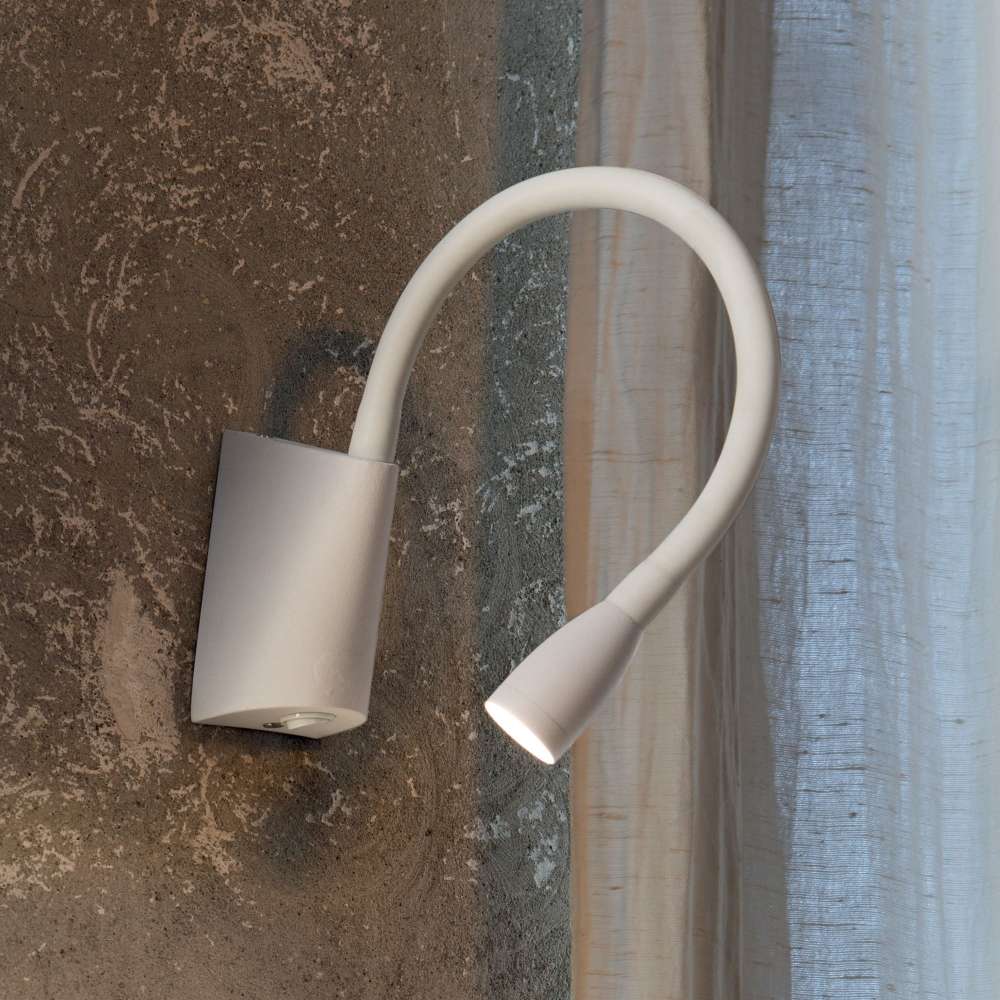 Белият аплик Ideal Lux Goose AP 142708 е монтиран на стена с гъвкавото рамо, насочено надолу