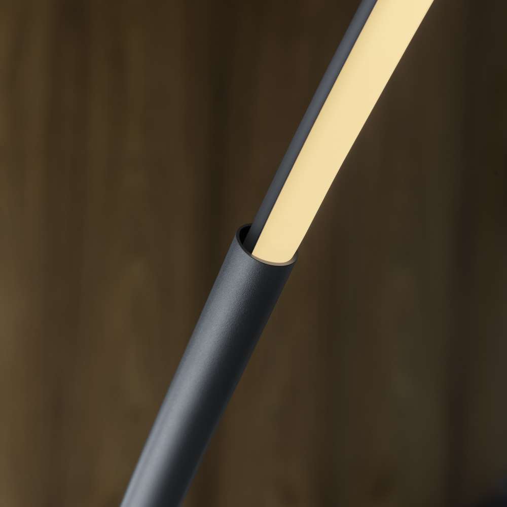 Близък изглед към светещия опалов силиконов дифузер на Ideal Lux Comet PT 304168