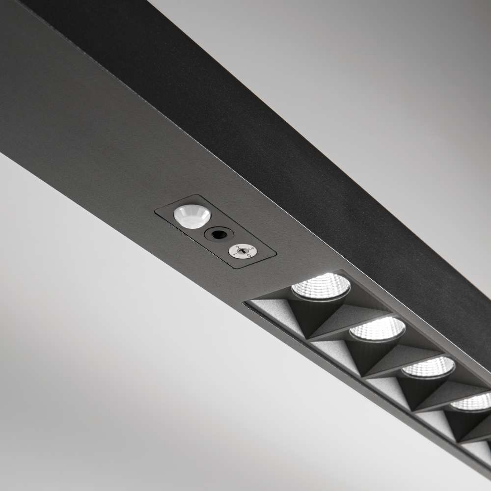 Детайл на долната страна на Ideal Lux Comfort-2 PT 336220 с отделни оптики, датчик за движение и датчик за осветеност